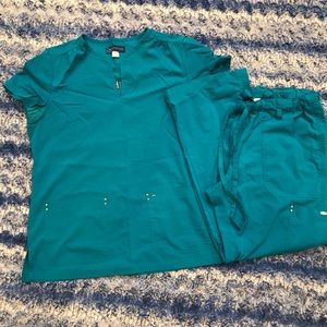 Koi sapphire scrub set size medium